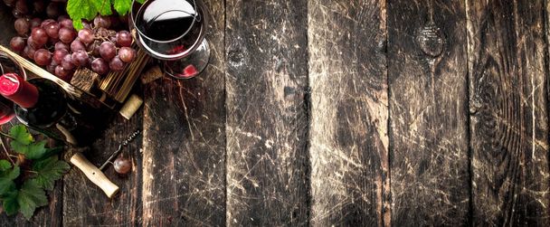 Wine background. Red wine with a box of grapes. - Foto, imagen