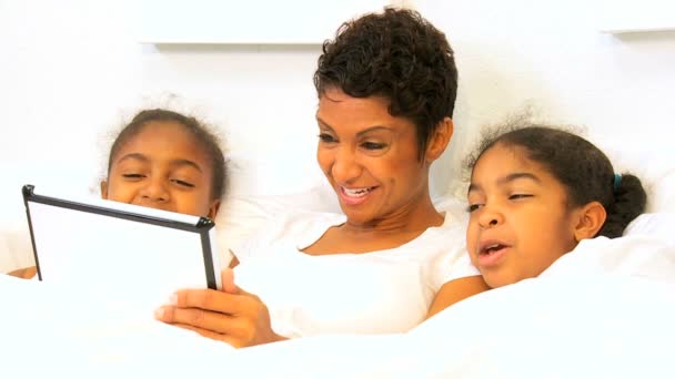 Afro-Amerikaanse meisjes moeder draadloos tablet pc thuis bed - Video