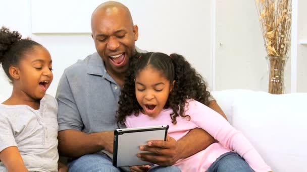 Etnikai apa lánya vezeték nélküli tabletta otthoni - Felvétel, videó