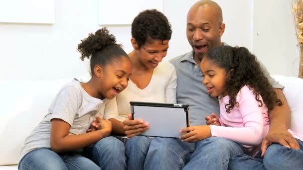 Genç aile ev kablosuz teknoloji - Video, Çekim