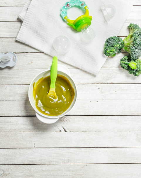 Baby food. Baby puree from broccoli. - Фото, изображение