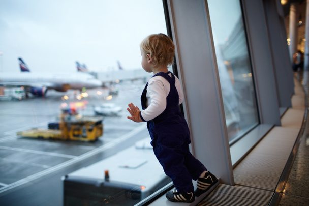 Niño en el aeropuerto
. - Foto, Imagen
