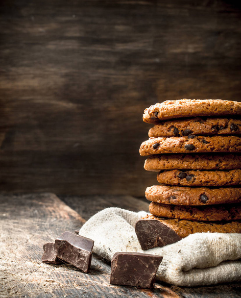 Oatmeal cookies with chocolate. - 写真・画像