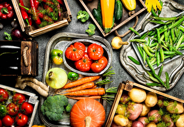 Organik gıda. Taze ürün kutularında sebze. - Fotoğraf, Görsel