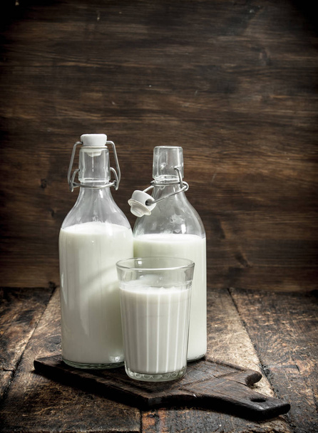Fresh cow's milk. - Foto, Imagen