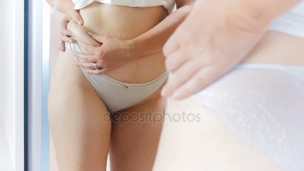 4k imagens de jovem mulher em lingerie olhando e examinando seu corpo no espelho
 - Filmagem, Vídeo