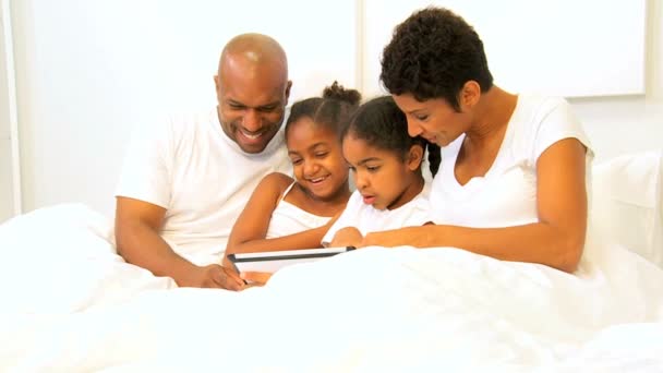 etniczne para dzieci za pomocą bezprzewodowej tabletki łóżko - Materiał filmowy, wideo