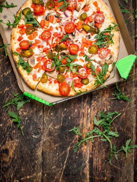 świeża pizza z pomidorami i zieleni. - Zdjęcie, obraz