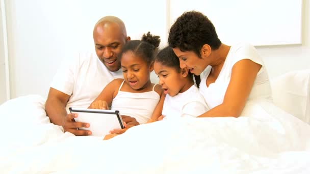 Afrikanische amerikanische Familie Bett drahtlose Tablette - Filmmaterial, Video
