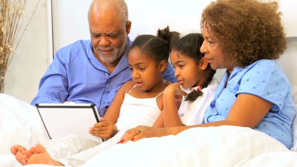 Etnikai nagyszülők a unokák hálószoba vezeték nélküli tabletta - Felvétel, videó