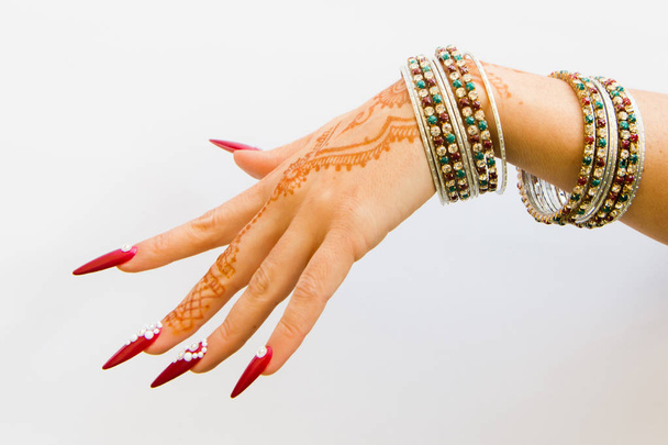nagels versierd met briljant en hand met henna tatoeages - Foto, afbeelding