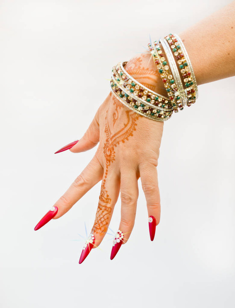 ongles décorés avec brillant et main avec des tatouages au henné
 - Photo, image