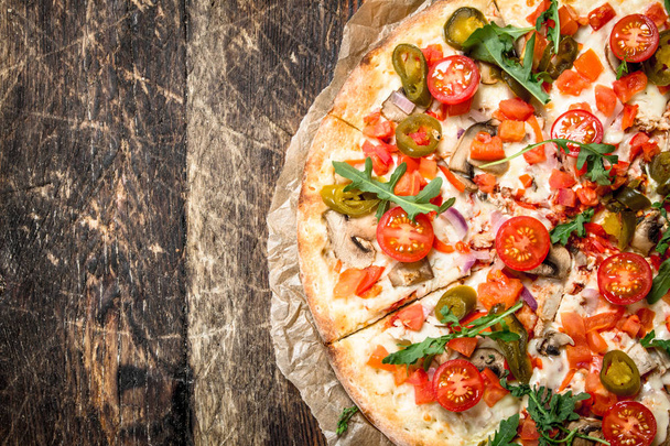 fresh pizza with tomatoes and greens. - Fotoğraf, Görsel