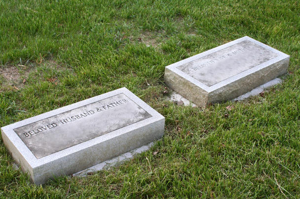 Gravestones separados para casal casado
 - Foto, Imagem
