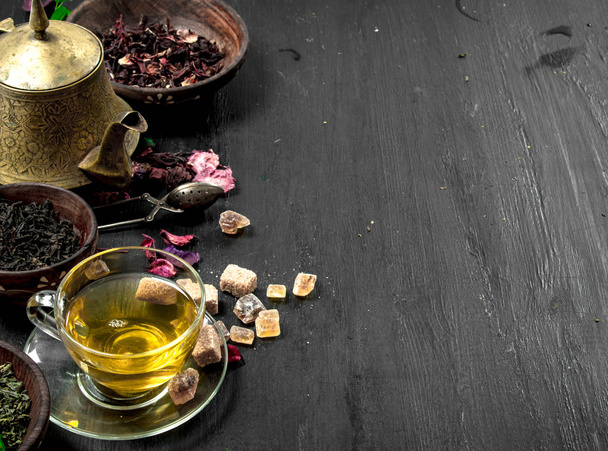 Différents types de thé avec du thé infusé
. - Photo, image