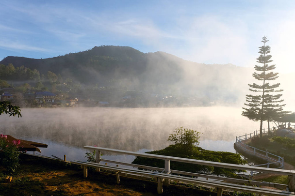Dawn na zákaz Rak thajské Lake v provincii Mae Hong Son, Thajsko - Fotografie, Obrázek