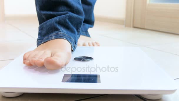 4k видео, где молодая женщина измеряет вес на электронных весах
 - Кадры, видео