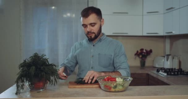 In the kitchen young man prepare the food. 4k - Metraje, vídeo