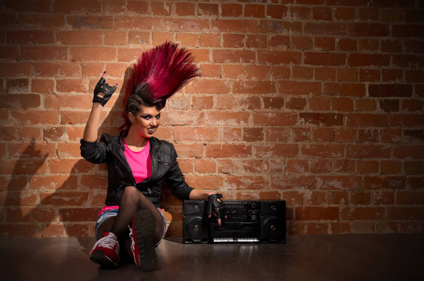 Punk girl on brick wall background - Fotoğraf, Görsel