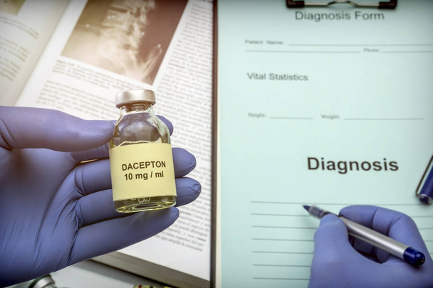 Médecin sujet flacon avec des médicaments pour la maladie de Parkinson dans un hôpital, image conceptuelle
 - Photo, image