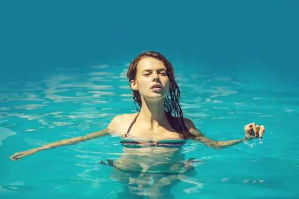 Young pretty woman in pool - Foto, afbeelding