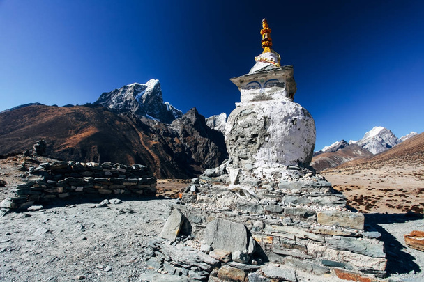 Grote bergen op de Himalaya in Nepal. - Foto, afbeelding