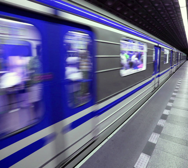 станция метро синего цвета с вагонами
 - Фото, изображение