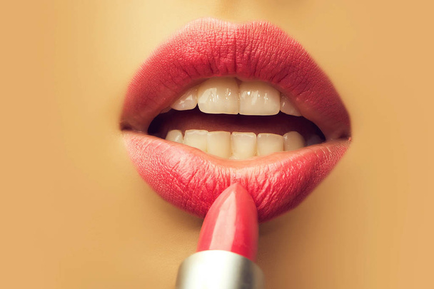 Női ajkak és rúzs - Fotó, kép