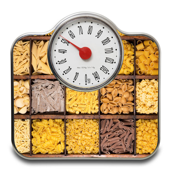 Весы для людей с итальянской сырой пастой на белом фоне
 - Фото, изображение