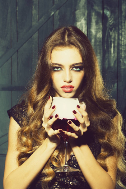 Pretty woman with wine glass - Foto, afbeelding