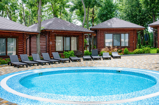 piscina y casas de vacaciones en el centro de recreación en el día de verano
 - Foto, imagen
