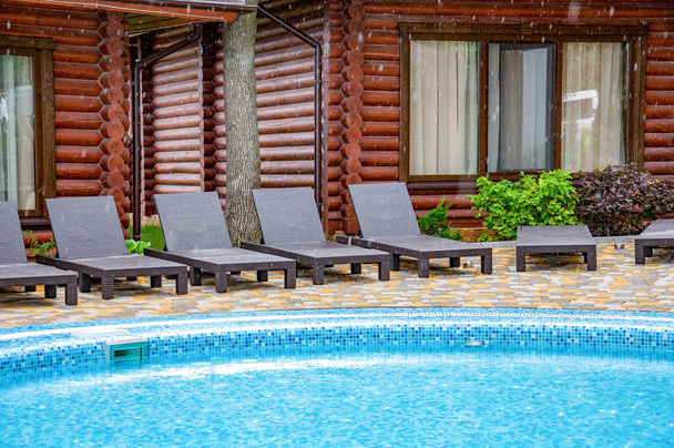 plavecký bazén a prázdninové domy v rekreačním středisku v letním dni - Fotografie, Obrázek