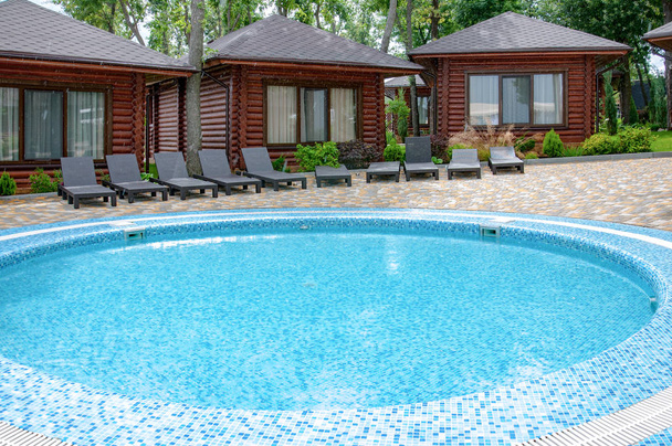 piscine et maisons de vacances au centre de loisirs le jour de l'été
 - Photo, image