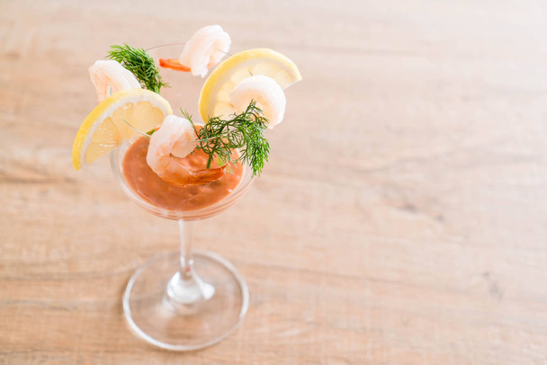 shrimp cocktail with sauce - Foto, afbeelding