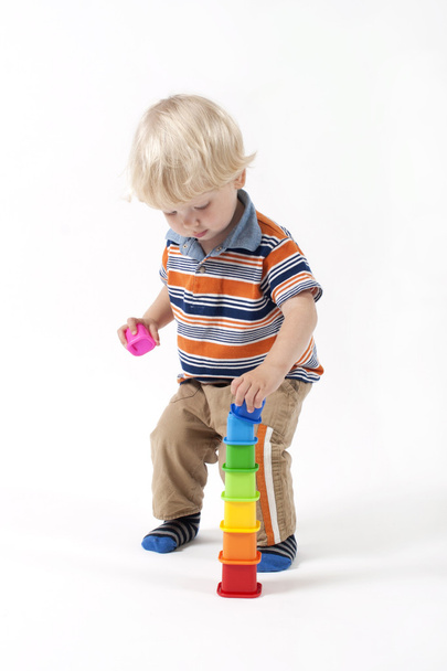 Блондинка играет в образовательные игрушки, изолированные на белом
 - Фото, изображение