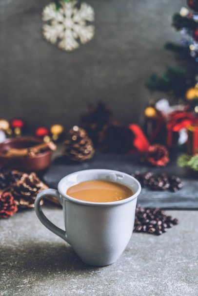 hot coffee cup with christmas decoration  - Foto, imagen