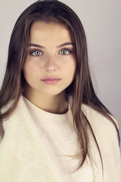 Retrato de uma linda menina adolescente com cabelos longos - isolado em branco
 - Foto, Imagem