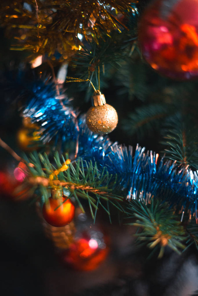 Christmas tree decorations with a blurred background on a Christmas tree. - Foto, imagen