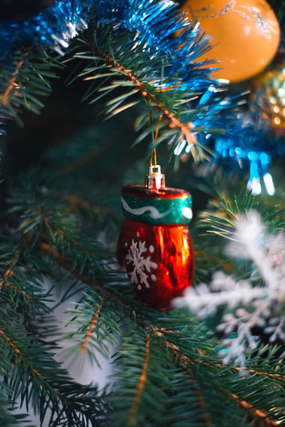 Decorações de árvore de Natal com um fundo borrado em uma árvore de Natal
. - Foto, Imagem