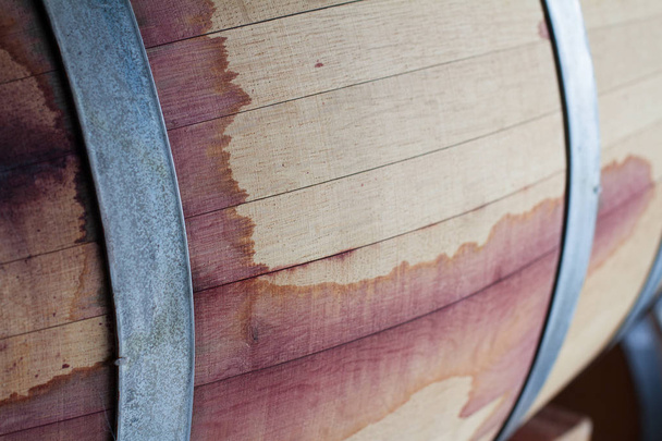 primer plano de un barril de madera de vino tinto
 - Foto, Imagen