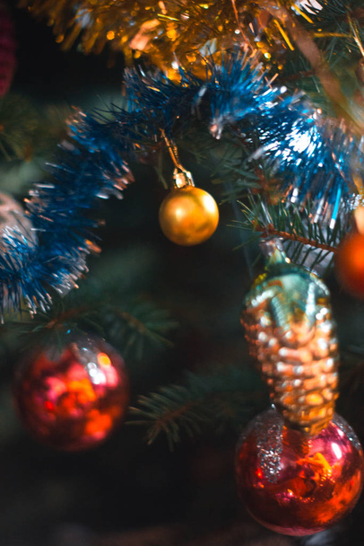 Christmas tree decorations with a blurred background on a Christmas tree. - Foto, Bild