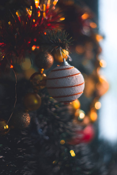 Διακοσμήσεις χριστουγεννιάτικων δέντρων με φόντο θολή για ένα χριστουγεννιάτικο δέντρο. - Φωτογραφία, εικόνα