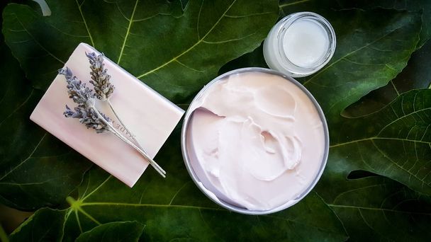 Levandulová mýdla a obličej krémy v lázních - Fotografie, Obrázek