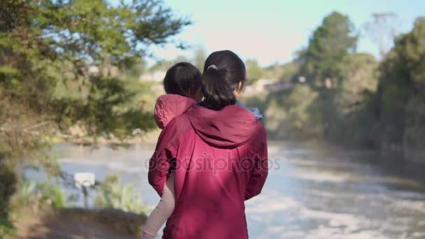 Asijská matka příroda s dítětem v pomalém pohybu  - Záběry, video