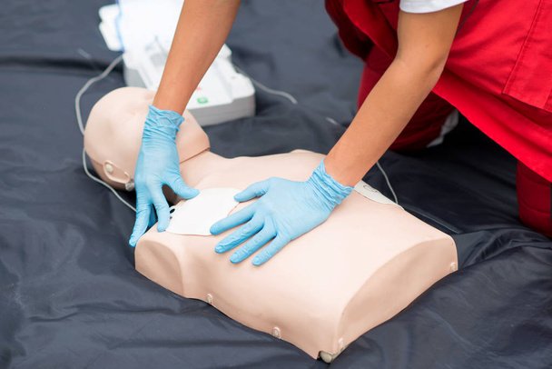 Κατάρτιση CPR γυναίκα στην ύπαιθρο ανδρεικέλου cpr - Φωτογραφία, εικόνα