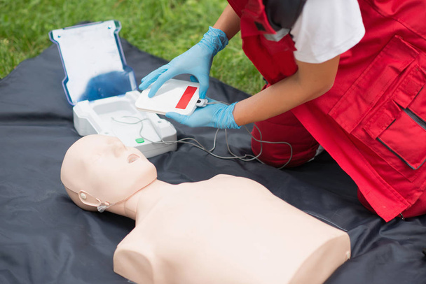 Cpr training of woman on cpr dummy outdoors - Фото, изображение