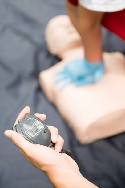 CPR πρακτική της γυναίκας κι ενός άντρα σε cpr ανδρεικέλου σε εξωτερικούς χώρους - Φωτογραφία, εικόνα