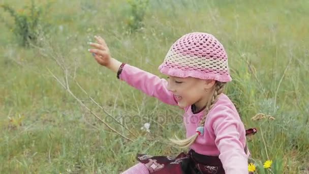 niña juega en el campo
 - Metraje, vídeo