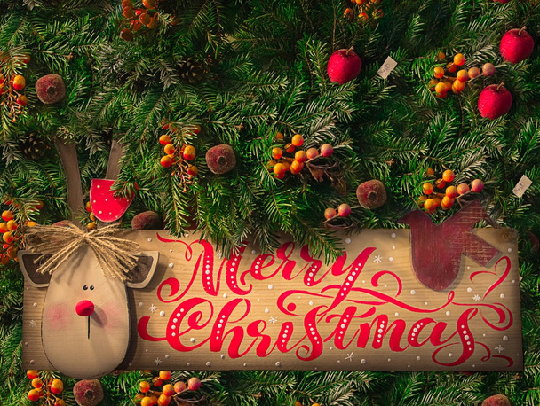 Pine kerstboom met decoratie, rode bessen, ballen, riet van het suikergoed. Christmas wenskaart - Foto, afbeelding