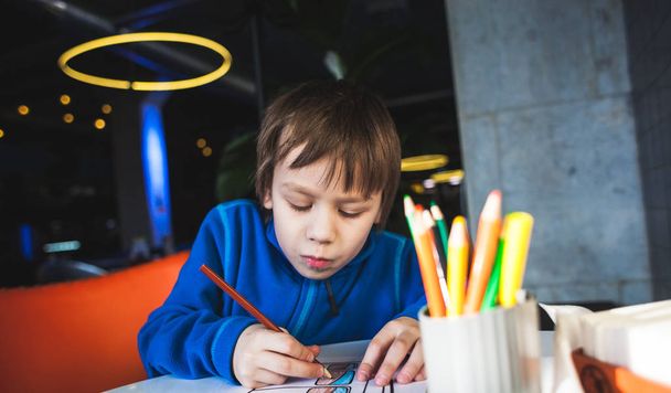 Der Junge zeichnet mit Bleistiften. - Foto, Bild
